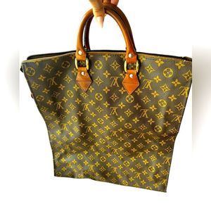 Medium size brown\tan bag purse. Vintage but in good condition.